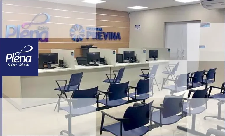 Recepção de um centro clínico da rede Plena Saúde, com cadeiras de espera e balcão de atendimento